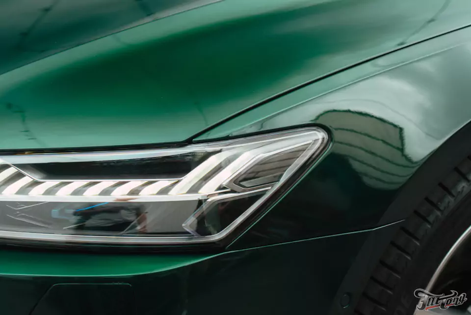 Оклеили Audi A7 изумрудным винилом и защитили полиуретаном, окрасили суппорта с логотипами, провели химчистку и обработали кожу керамикой